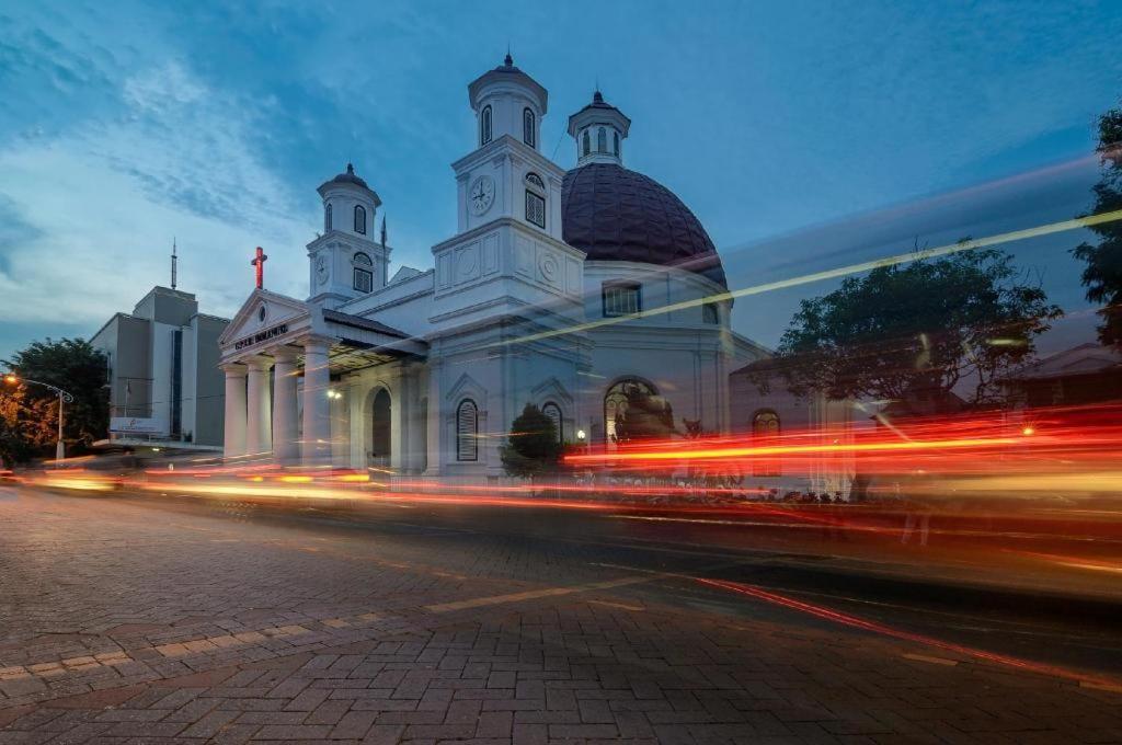 New Mira Hotel Semarang Buitenkant foto
